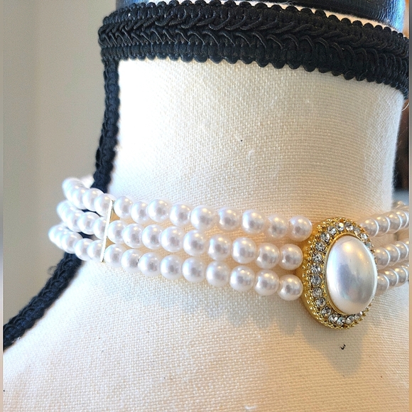 💥FREE with 3/$30 BUNDLE💥 Elegant Pearl Choker Necklace with Gold Accent - Picture 3 of 5